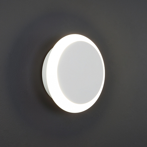 Настенное LED бра Eurosvet Figure 40135/1 белый